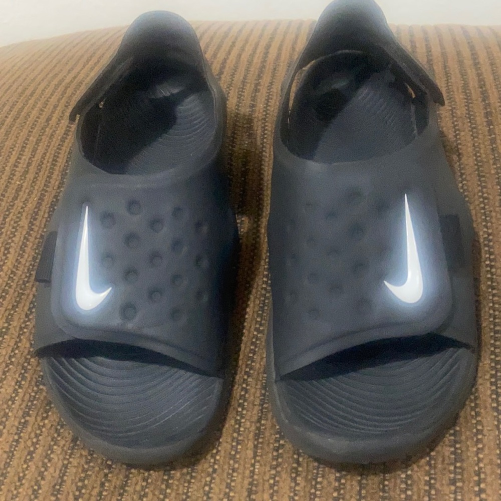 Little boys size 2 Nike Sunray sandals